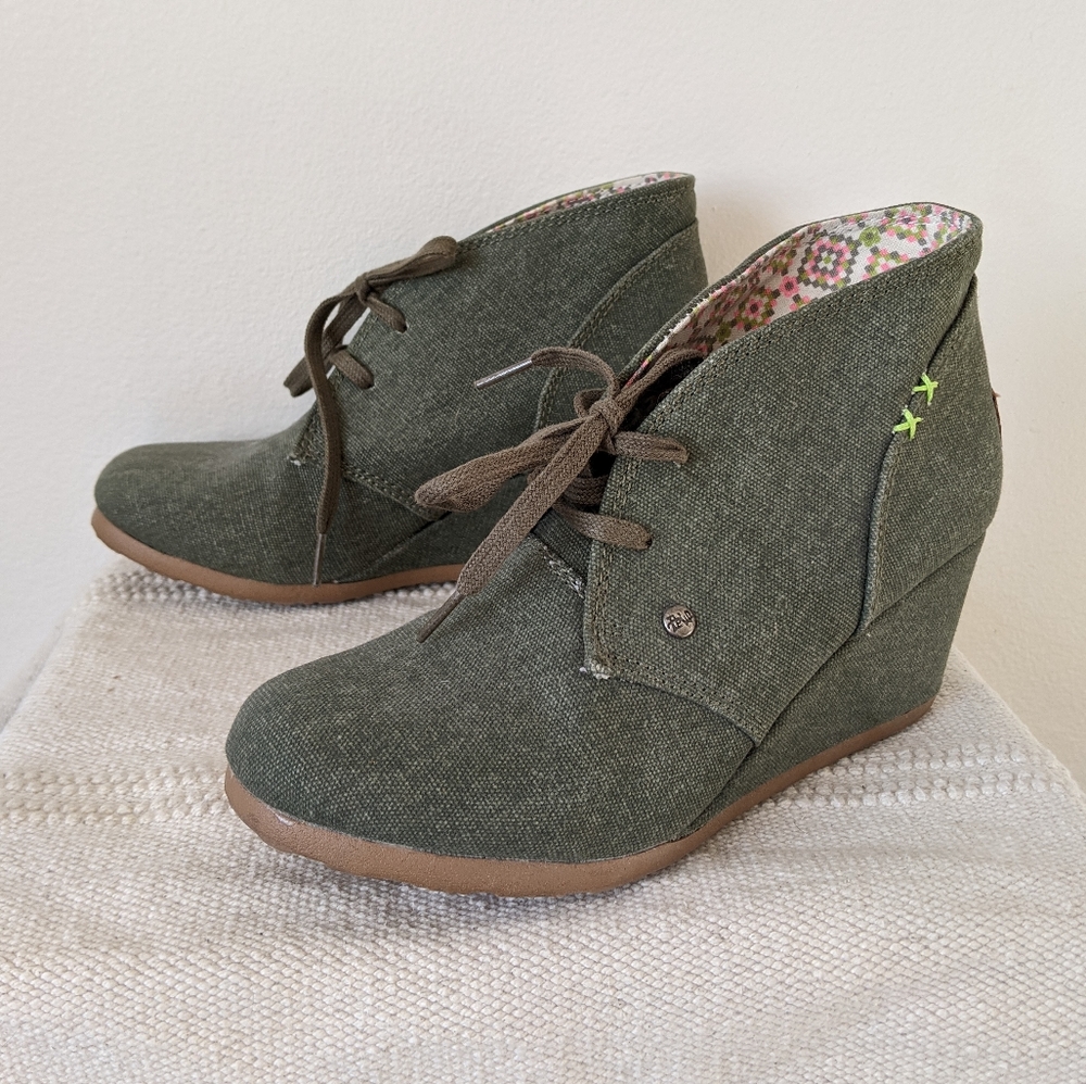 Mad Love Women's Wedge Booties-Green-Size 8